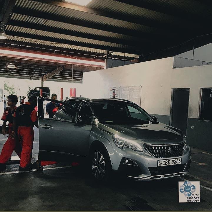 Vehicle inspection in a service bay
